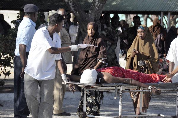 Workers send a person who was injured during fighting to Medina hospital, Mogadishu, Somalia, Monday Jan. 31, 2011. Fighting between Somali government troops and police killed scores of people in Somalia&apos;s capital on Monday, witnesses said. [Xinhua/AFP]