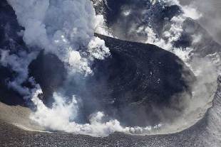 Dome of lava is seen at a eruptive crater at Shinmoedake peak between Miyazaki and Kagoshima prefectures January 31, 2011. More than 1,000 people in southern Japan have been urged to evacuate as a volcano picked up its activities, spewing ashes and small rocks into air and disrupting airline operations, a municipal official said on Monday. [Xinhua]