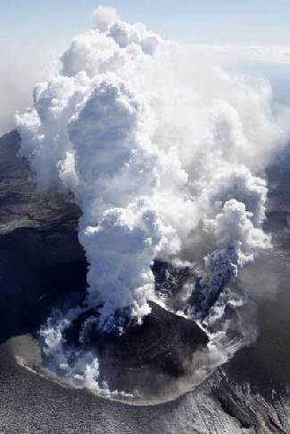 Dome of lava is seen at a eruptive crater at Shinmoedake peak between Miyazaki and Kagoshima prefectures January 31, 2011. More than 1,000 people is southern Japan have been urged to evacuate as a volcano picked up its activities, spewing ashes and small rocks into air and disrupting airline operations, a municipal official said on Monday. [Xinhua]