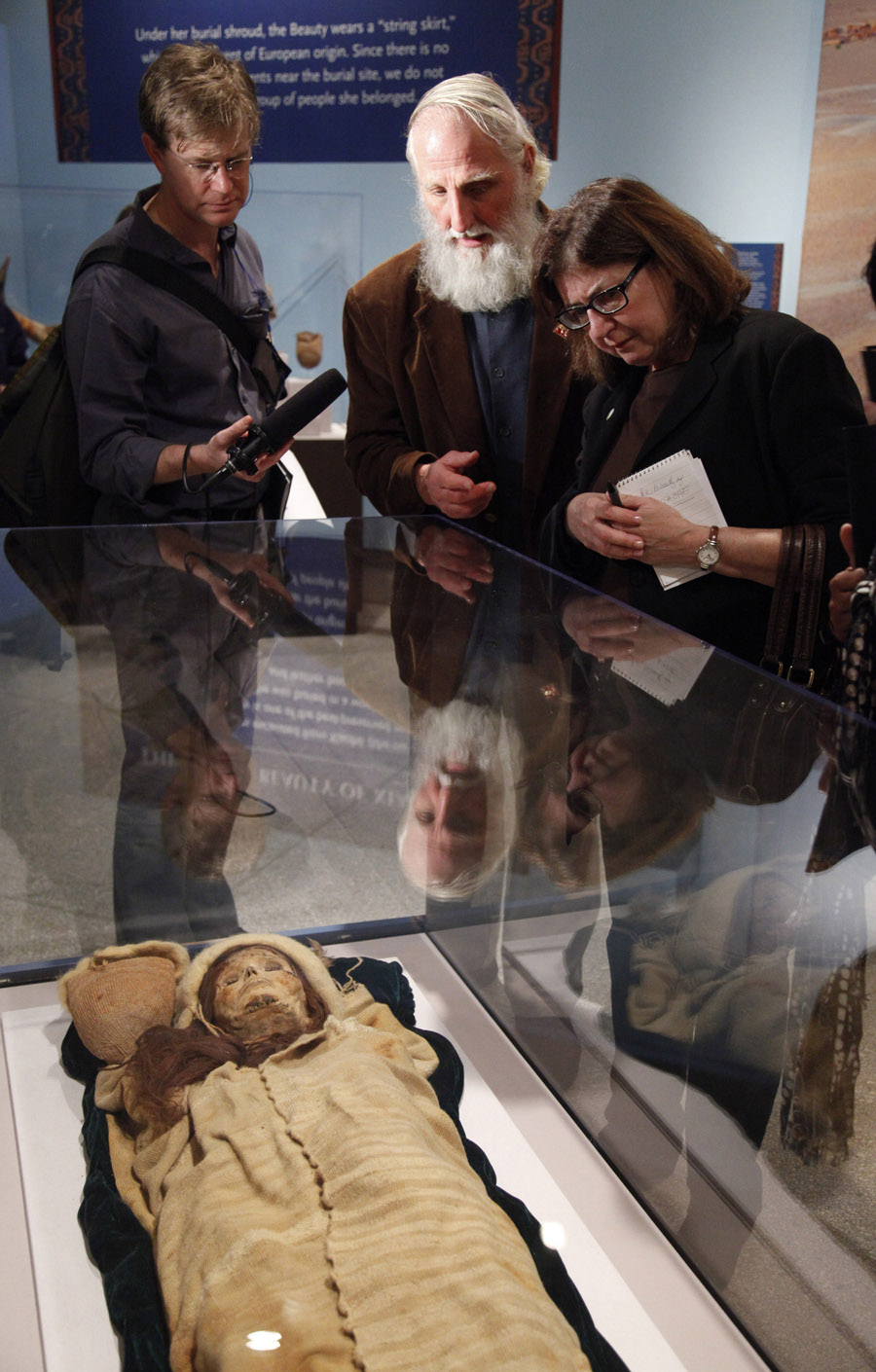 Prof. Victor H. Mair (C) of Pennsylvania University introduces to others a 3800-year-old mummy during an exhibition featuring archeological findings in northwest China&apos;s Xinjiang Uygur Autonomous Region at the museum of Pennsylvania University in Philadelphia, Feb. 18, 2011. It is the third leg of the exhibition in the U.S., which will last until March 28, 2011. [Xinhua]