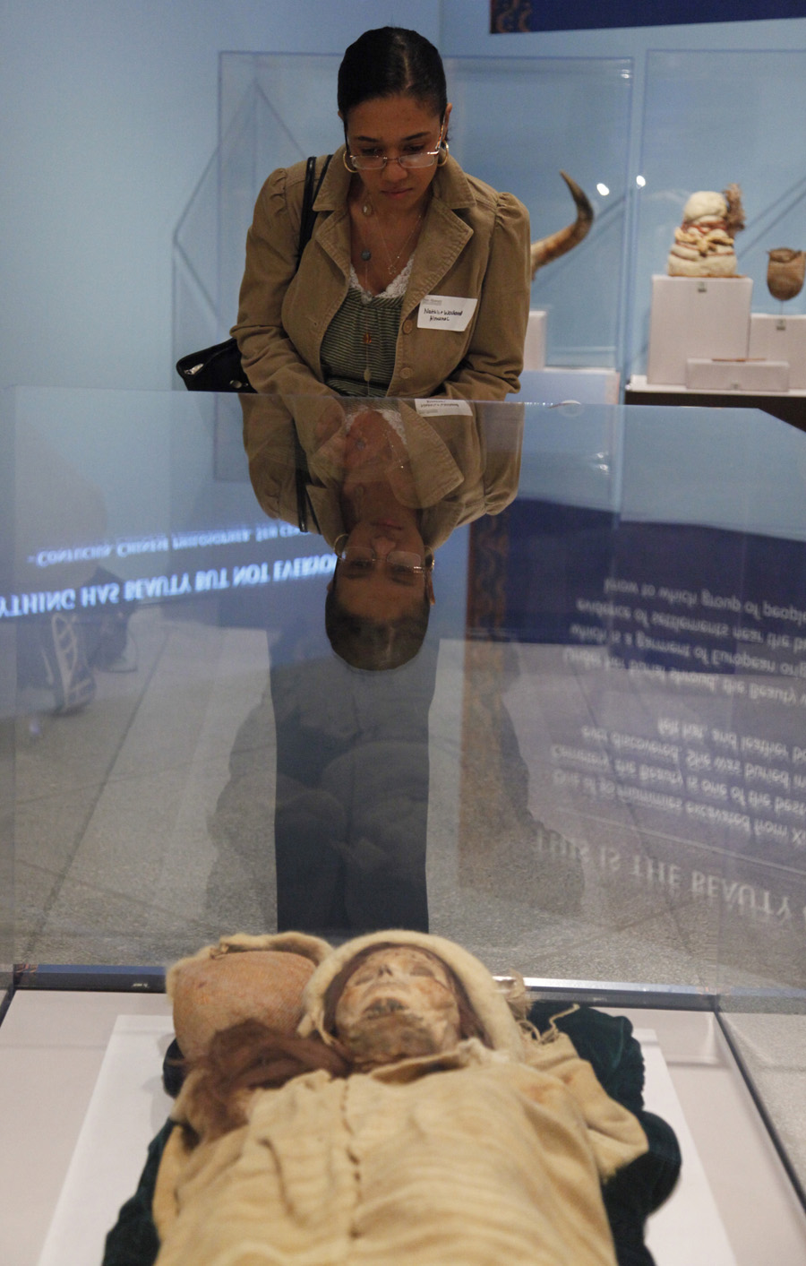 A visitor views a 3800-year-old mummy during an exhibition featuring archeological findings in northwest China&apos;s Xinjiang Uygur Autonomous Region at the museum of Pennsylvania University in Philadelphia, Feb. 18, 2011. It is the third leg of the exhibition in the U.S., which will last until March 28, 2011. [Xinhua]