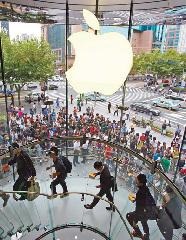 Customers line up to buy the iPhone 4 at the Shanghai Apple Store (file photo, 2010). Taiwan-based Wintek Corp, which produces iPhone components for Apple, owns United Win Technology, whose plant in Suzhou was the site of n-hexane poisoning of 137 employees. 