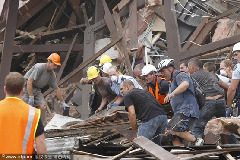 Rescuers work to help the injured people after the earthquake. An earthquake measuring 6.3 on the Richter Scale jolted South Island of New Zealand at 7:51 a.m. Beijing Time Tuesday, causing widespread destruction in the city center. [CFP]