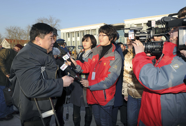 Members of the 11th National Committee of the Chinese People's Political Consultative Conference (CPPCC) from Xinjiang Uygur Autonomous Region arrived in Beijing on Monday for the upcoming CPPCC session. The CPPCC session will open on March 3 at the Great Hall of the People. [Xinhua photo]