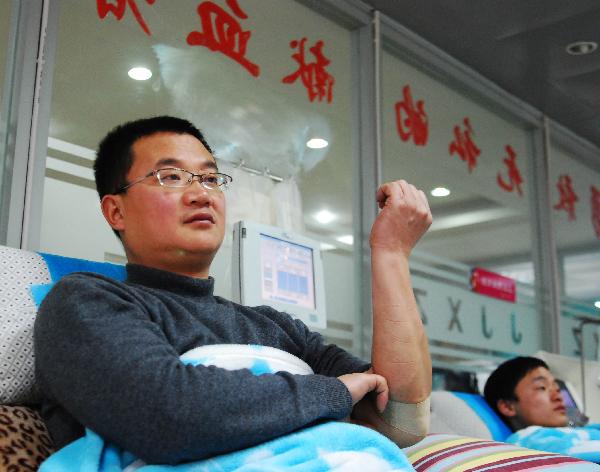  Liu Liyong takes a rest after donating blood at a blood collection station in Jiujiang, east China&apos;s Jiangxi Province, March 5, 2011. Saturday marked the beginning of a consecutive fourteenth year of Liu Liyong joining China&apos;s voluntary blood donation campaign. Liu is said to have donated more than 46,000 milliliters of blood over the past 13 years. 