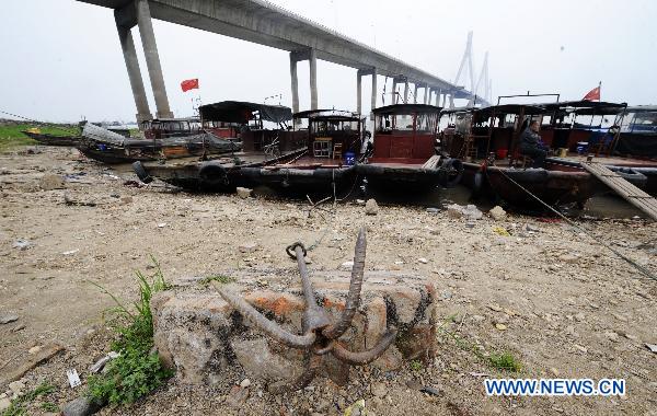 Photo taken on April 12, 2011 shows fishing boats stop along the bank of Dongting Lake in Yueyang, central China&apos;s Hunan Province. A drought hit Hunan Province in April, with the water level of Dongting Lake falling recently due to the lack of rainfall. Farms that cover about 121,300 hectares and 440,000 people were affected by the drought near Dongting Lake. The local government has organized 350,000 people to fight the drought with equipment to minimize the negative effect. [Xinhua]