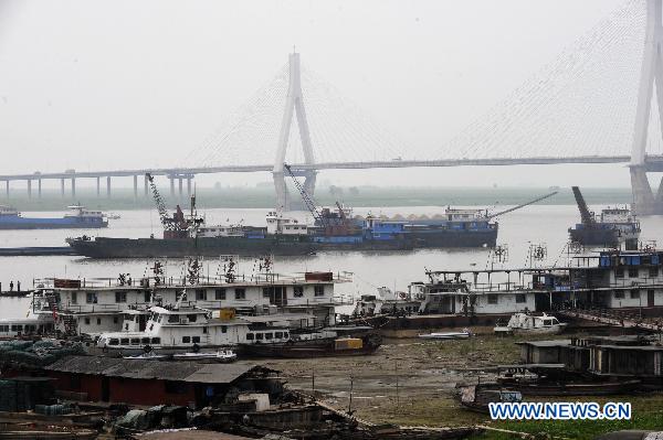 Photo taken on April 12, 2011 shows boats and ships stop aside the bank of Dongting Lake in Yueyang, central China&apos;s Hunan Province. A drought hit Hunan Province in April, with the water level of Dongting Lake falling recently due to the lack of rainfall. Farms that cover about 121,300 hectares and 440,000 people were affected by the drought near Dongting Lake. The local government has organized 350,000 people to fight the drought with equipment to minimize the negative effect.