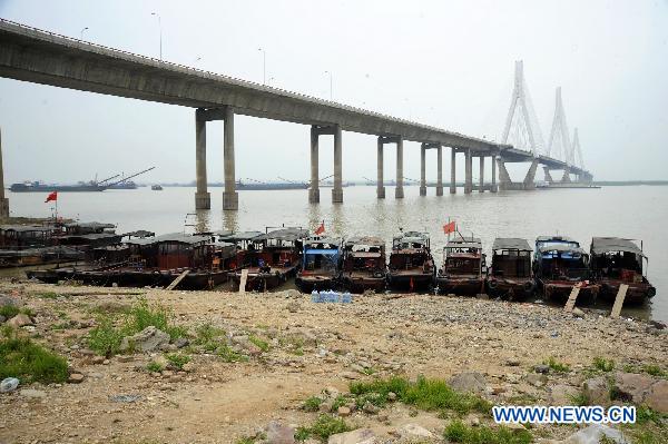 Photo taken on April 12, 2011 shows fishing boats stop aside the bank of Dongting Lake in Yueyang, central China&apos;s Hunan Province. A drought hit Hunan Province in April, with the water level of Dongting Lake falling recently due to the lack of rainfall. Farms that cover about 121,300 hectares and 440,000 people were affected by the drought near Dongting Lake. The local government has organized 350,000 people to fight the drought with equipment to minimize the negative effect.(