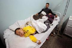 People who show symptom of food poisoning receive medical treatment in a hospital in Datong, north China's Shanxi Province, May 2, 2011. [Photo/Xinhua]