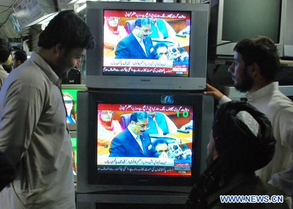 Pakistani residents watch the television address of Pakistan's Prime Minister Yousuf Raza Gilani broadcast in northwest Pakistan's Peshawar on May 9, 2011. Pakistani Prime Minister Yusuf Raza Gilani on Monday told the parliament that investigation has been ordered into the presence of Osama bin Laden in the city of Abbottabad. [Xinhua]