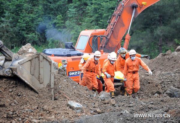 Rescuers carry the body of a landslide victim in the village of Luojiang, south China's Guangxi Zhuang Autonomous Region, May 10, 2011. [Xinhua/Zhou Hua]