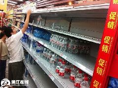 People rush to buy mineral water in Hangzhou, Zhejiang Province, on July 6 after a chemical spillage threatened the city's water supply.