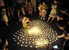 Residents in Hangzhou gather to light candles and pray for the recovery of Zhang Fangyu and her rescuer, Wu Juping. Residents in Hangzhou gather to light candles and pray for the recovery of Zhang Fangyu and her rescuer, Wu Juping.