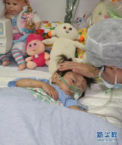 Xiang Weiyi, an over-two-year old survivor in China&apos;s deadly train crash, which happened on July 23 in suburban Wenzhou, Zhejiang Province, is getting better with her injuries recovered well. The girl, who lost her parents in the tragic accident, will also be provided with psychological treatments. [Xinhua]