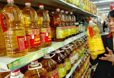 Edible-oil producing companies, which have both crushing and bottling operations, have been able to raise prices on bulk sales to large-scale users such as restaurants, reflecting higher commodity costs and inflation. [China Daily]