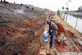 5 detained over toxic waste dumping.[File photo]