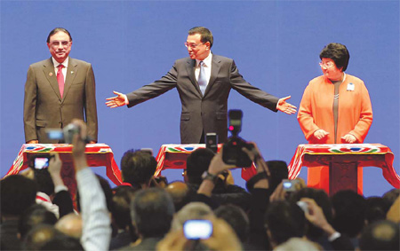 Vice-Premier Li Keqiang (C), accompanied by Pakistani President Asif Ali Zardari (left) and Kyrgyz President Roza Otunbayeva, officiates at the opening on Thursday of the first China-Eurasia Expo in Urumqi, capital of the Xinjiang Uygur autonomous region.[China Daily]