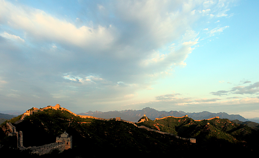 Jinshanling, located in the mountainous area in Luanping County, 125 km northeast of Beijing, is a section of the Great Wall.