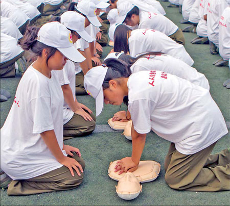  Members of emergency rescue teams under the Red Cross Society of China perform a first-aid drill in Beijing on Wednesday. [Photo/ China Daily]