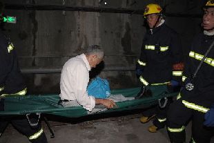 An injured man is rescued after two metro line 10 trains collided in Shanghai, September 27, 2011.[Photo/ifeng]
