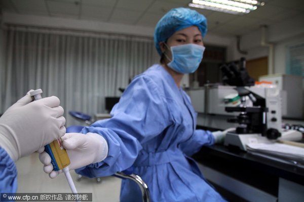 Doctors work at the first sperm bank in China's northeast region in Shenyang, Liaoning province on Oct 12, 2011. [Photo/CFP]