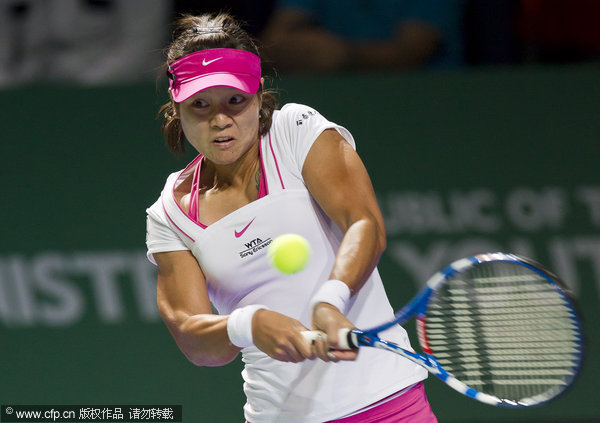 China's Li Na returns to Russia's Maria Sharapova at the WTA Championship finals in Istanbul, Turkey on Wednesday, Oct. 26, 2011.