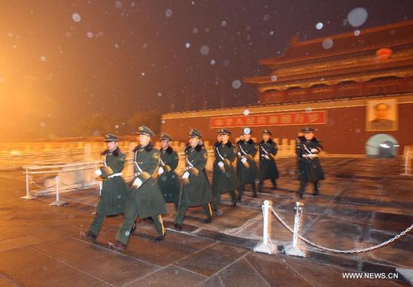 Soldiers of Chinese People&apos;s Armed Police Force patrol in the snow on the Tian&apos;anmen Square in Beijing, capital of China, Dec. 2, 2011. Beijing witnessed the first snowfall of this winter on Friday morning. [Xing Guangli/Xinhua]