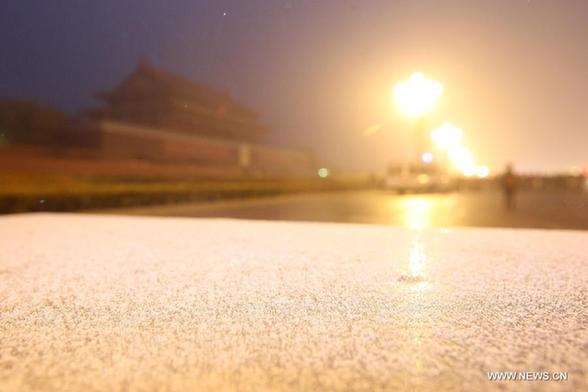 Snow falls onto the Tian'anmen Square in Beijing, capital of China, Dec. 2, 2011. Beijing witnessed the first snowfall of this winter on Friday morning. [Xing Guangli/Xinhua] 