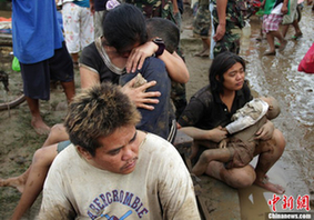 The photo shows the disaster-hit residents in Philippines on Dec. 17, 2011. Flash floods triggered by a tropical storm have killed hundreds in southern Philippine cities, and the disaster is becoming more seriously.