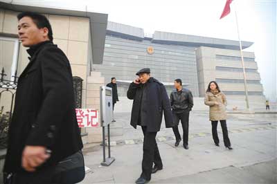 Representatives of fishermen walked out of the Tianjin Maritime Court. The court has accepted thecase of compensation claims from aquaculture farmers who believe the oil leaked from the ConocoPhillips-operated oil field platforms in Bohai Sea resulted in their businesses losses. 