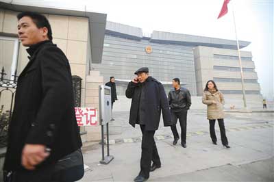 Representatives of fishermen walked out of the Tianjin Maritime Court. The court has accepted thecase of compensation claims from aquaculture farmers who believe the oil leaked from the ConocoPhillips-operated oil field platforms in Bohai Sea resulted in their businesses losses. Representatives of fishermen walked out of the Tianjin Maritime Court. The court has accepted thecase of compensation claims from aquaculture farmers who believe the oil leaked from the ConocoPhillips-operated oil field platforms in Bohai Sea resulted in their businesses losses.