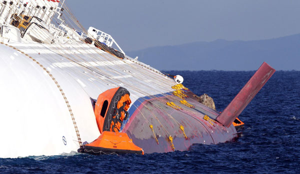 Cables are seen on the side of the Costa Concordia cruise ship that ran aground off the west coast of Italy, at Giglio island Jan 17, 2012.[Agencies]