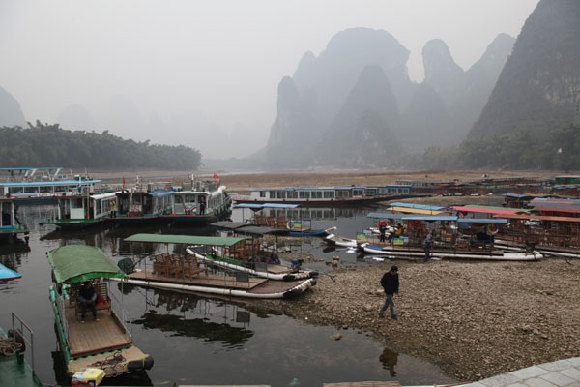 Rafts scattered at a harbor in Xingping township, the Guangxi Zhuang autonomous region, January, 2012. [China Daily] 
