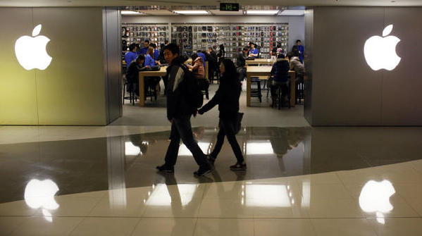People walk past an Apple Store in downtown Shanghai. [File photo]