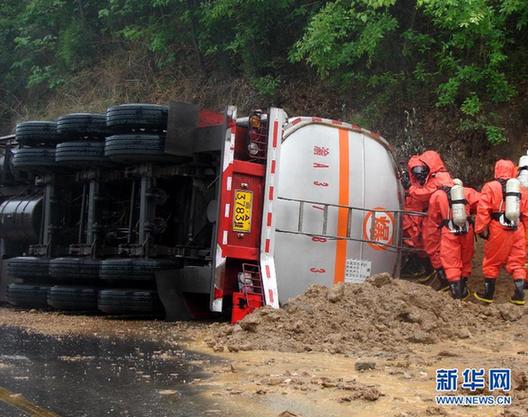A tank car overturned and leaked cinnamene into the Hanjiang river in China's Shaanxi Province early Sunday. [Xinhua]
