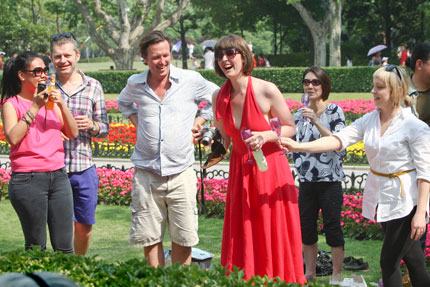 Park visitors enjoy the sunshine in Shanghai yesterday as temperatures soared to 32.6 degrees Celsius to make it the hottest day of the year so far. [Shanghai Daily]