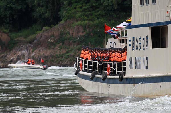 A Chinese police ship sets sail from Guanlei Port in Xishuangbanna, along the Mekong River in Southwest China ’s Yunnan province, on Dec 10. Chinese police started joint patrols with their counterparts from Laos, Myanmar and Thailand to maintain security along the river, which marked the restoration of international shipping services on the river that had been suspended since deadly attacks on Chinese cargo ships on Oct 5.[Cui Meng/China Daily]