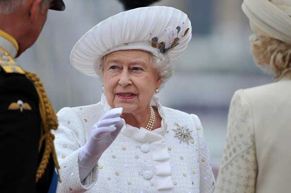 Britain's Queen Elizabeth (C) arrives at Chelsea Pier on the River Thames, in London June 3, 2012. Britain's Queen Elizabeth joined an armada of 1,000 boats in a gilded royal barge, in a pageant down the River Thames on Sunday in a spectacular highlight of four days of nationwide celebrations to mark her Diamond Jubilee. [Photo/Agencies] 