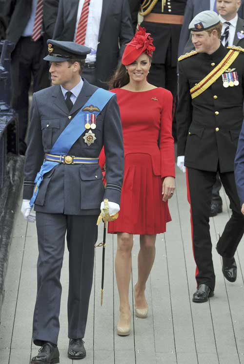 Britain's Catherine, Duchess of Cambridge (2nd L), stands next to Princes Harry (L) and William (3rd L) and Queen Elizabeth (R), onboard the Spirit of Chartwell during the Queen's Diamond Jubilee Pageant on the River Thames in London June 3, 2012. Britain's Queen Elizabeth joins an armada of 1,000 boats in a gilded royal barge on Sunday in a spectacular highlight of four days of nationwide celebrations to mark her 60th year on the throne. [Photo/Agencies] 