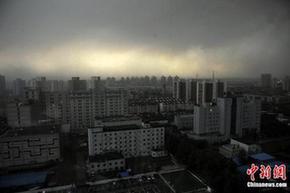 Gray blanket of clouds covers Beijing before the rainstorms approach the city on Saturday afternoon. [chinanews.com]