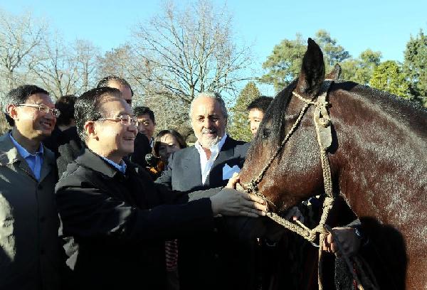Chinese Premier Wen Jiabao, in the company of Julian Dominguez, speaker of Argentina's lower house, and Agriculture Minister Norberto Yauhar, visits a farm near Buenos Aires, Argentina, June 24, 2012. [Yao Dawei/Xinhua]