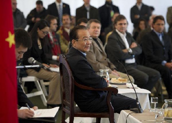 Chinese Premier Wen Jiabao, in the company of Julian Dominguez, speaker of Argentina's lower house, and Agriculture Minister Norberto Yauhar, visits a farm near Buenos Aires, Argentina, June 24, 2012. [Li Xueren/Xinhua]