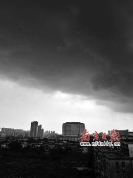 Dark clouds have hit Zhongshan, Guangdong Province on Thursday morning before the tropical storm coming. [nfdaily.cn] 