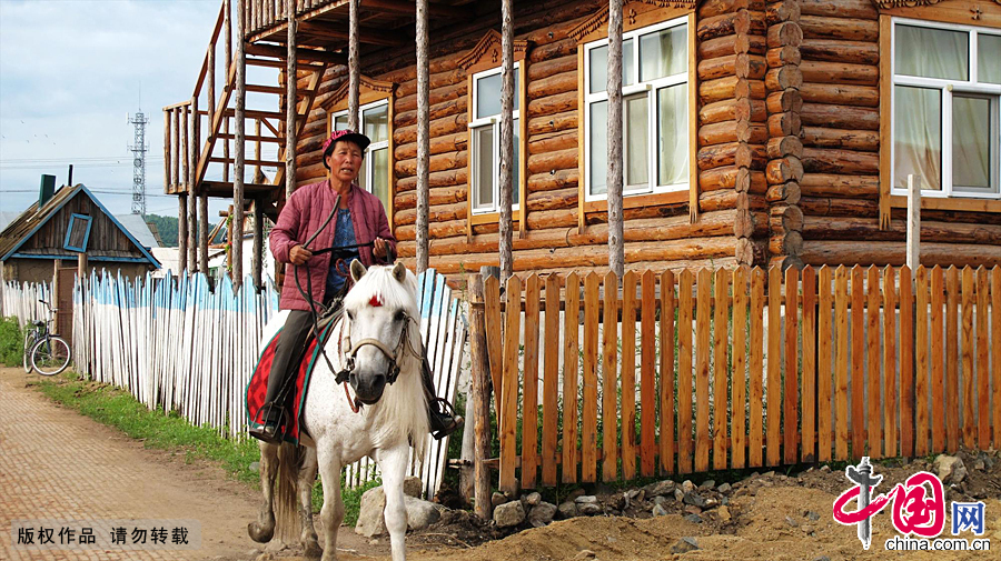 Lying along the Argun River in Inner Mongolia, surrounded by lush pine trees and xylosma shrubs with horses and cattle freely strolling country roads while herders sing traditional folk songs, the ethnic Russian township of Shiwei lures visitors with a poetic, natural essence and a historical charm.