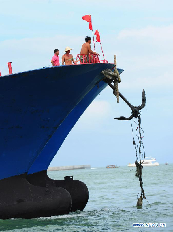 Photo taken on Aug. 1, 2012 shows a fishing boat weighing anchor in Sanya, south China&apos;s Hainan Province. As the two-and-half-month summer fishing moratorium in the South China Sea ended Wednesday, fishing boats will be back to work.