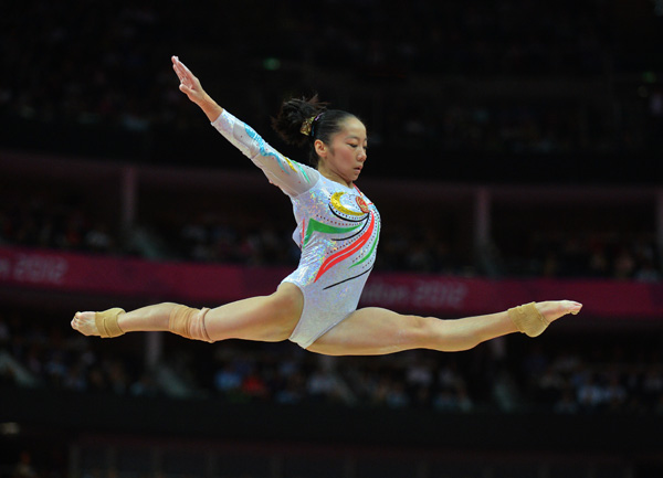 Deng Linlin of China competes during women's beam final of gymnastics artistic, at London 2012 Olympic Games in London, Britain, on August 7, 2012. Deng Linlin won the gold medal. [Cheng Min/Xinhua]