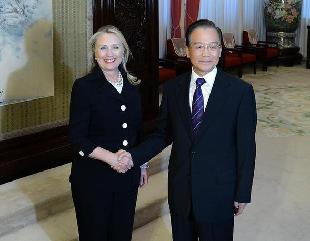 Chinese Premier Wen Jiabao (R) shakes hands with U.S. Secretary of State Hillary Clinton in Beijing, capital of China, Sept. 5, 2012. [Liu Jiansheng/Xinhua]