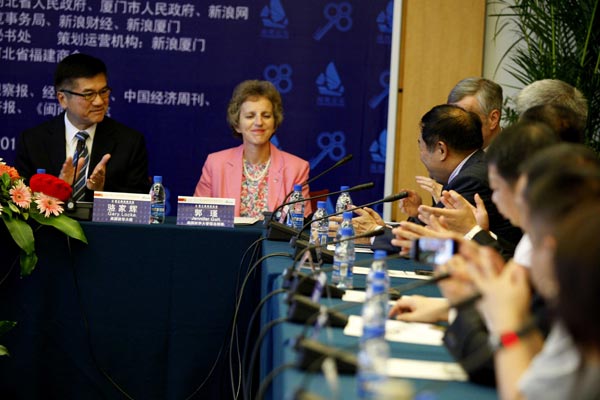 Gary Locke (left), the United States ambassador to China, talks with local entrepreneurs during the China International Fair for Investment and Trade in Xiamen, Fujian province, on Saturday.[Photo / China Daily]