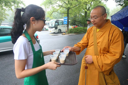 A coffee shop near one of Buddhism's most famous temples in China has sparked a heated debate about a clash of cultures. 
