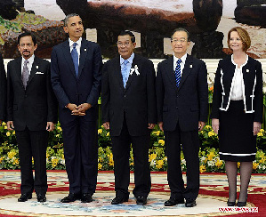 Chinese Premier Wen Jiabao (2nd R) and other leaders pose for a group photo before attending the seventh East Asia Summit in Phnom Penh, capital of Cambodia, Nov. 20, 2012. [Xinhua Photo]